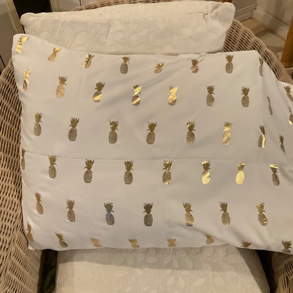 Target Room Essentials Gold Pineapple Pillow Cases 4 - Picture 6 of 6